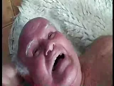 بلوند فیلم سوپر سکسی جنده یک خروس لزج را بعد از مقعد می مکد