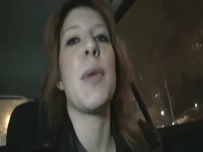 جوجه منحنی بیکینی خود سوپر با زن را بر می دارد