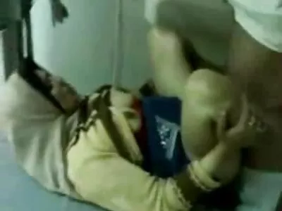 شلخته لاغر در حال دست فلم سوپرسکس زدن به خروس است