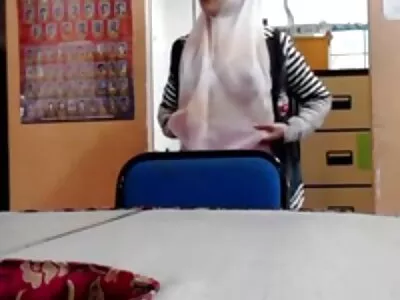 نوزاد کوچک با ویبراتور خود بازی سوپر خردسال می کند