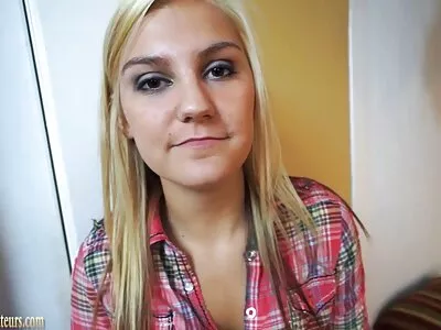 Milf زیبا brunette در حال انجام ادرار و نوار برای تمام خانه سوپر زن مرد فیلم است!