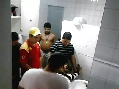 بنابراین دختر دوست داشتنی milf بلوند نقاشی شده خروس سیاه و کس کردن سوپر سفید خود را مانند آب نبات می مکد