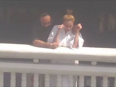 سبزه دارد گربه اش را فیلم سوپر پسر با پسر ماساژ می دهد