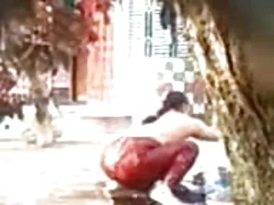 دو نفر برهنه سوپر وسکس روی تخت هستند