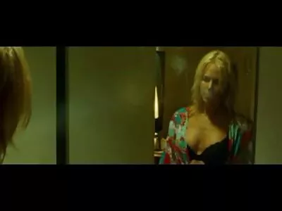 بلوند لباس فیلم سوپر داعشی هایش را در می آورد